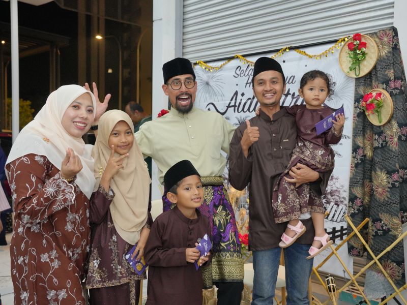 Ustaz Don Daniyal posing with families during Meet and Greet Cybersouth 2026