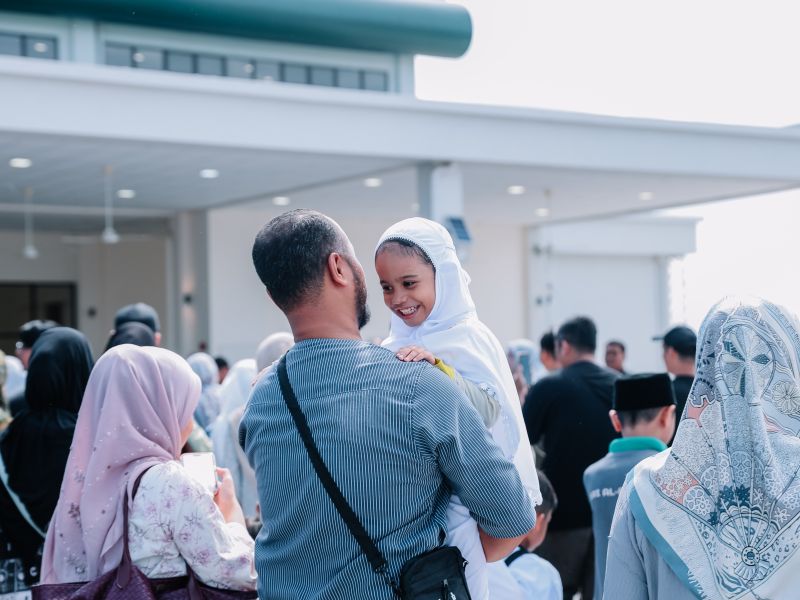 Father carrying his daughter while participating in KinderHive HiveHajj 2026 outside Masjid Denai Alam