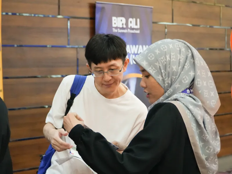 KinderHive representative speaking with a visitor at ECEE 2026 at IDCC Shah Alam