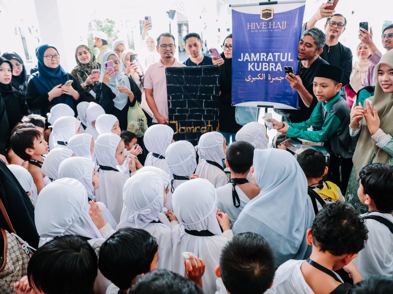 KinderHive children participating in a simulated Jamratul Kubra activity during HiveHajj 2026