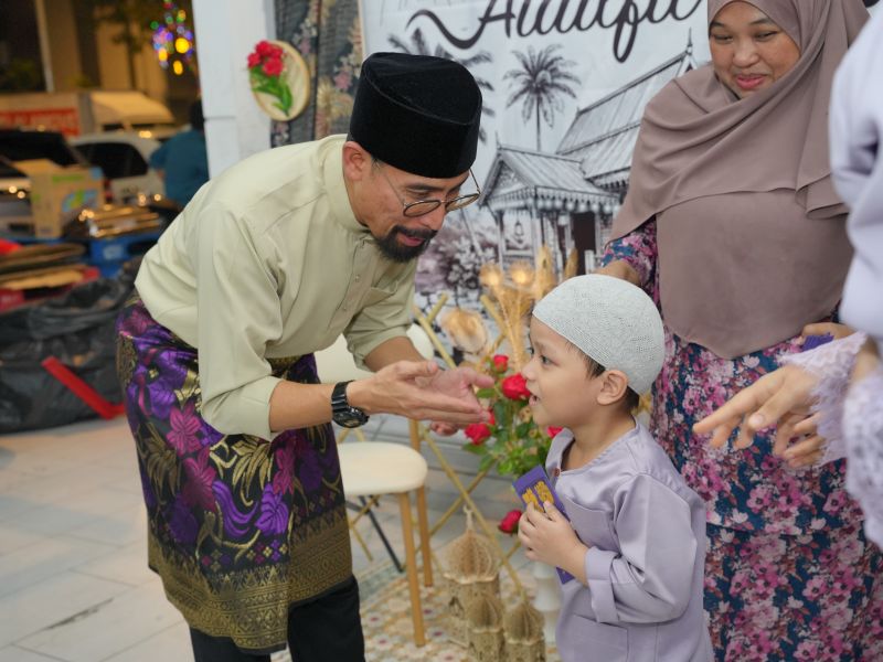 Ustaz Don Daniyal interacting with a young visitor at Meet and Greet Cybersouth 2026