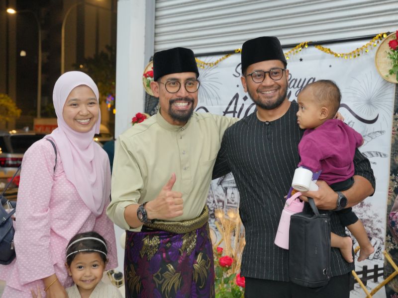 Family taking a photograph with Ustaz Don Daniyal during the Cybersouth event